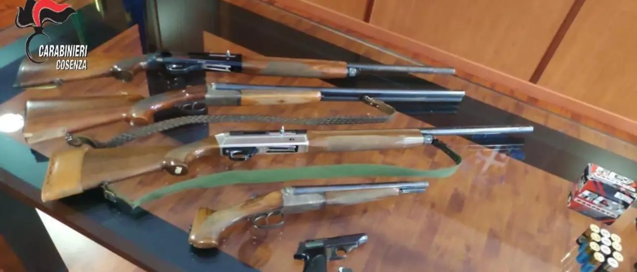 Cosenza, l’arsenale che non ti aspetti: fucili, munizioni e una pistola rinvenuti dai carabinieri in un immobile di periferia