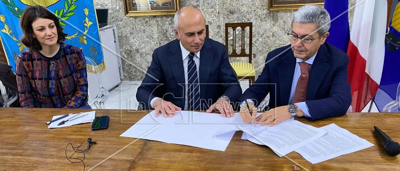 Cosenza,11 percettori del Reddito di cittadinanza lavoreranno in Tribunale: Procura e Comune firmano l’accordo