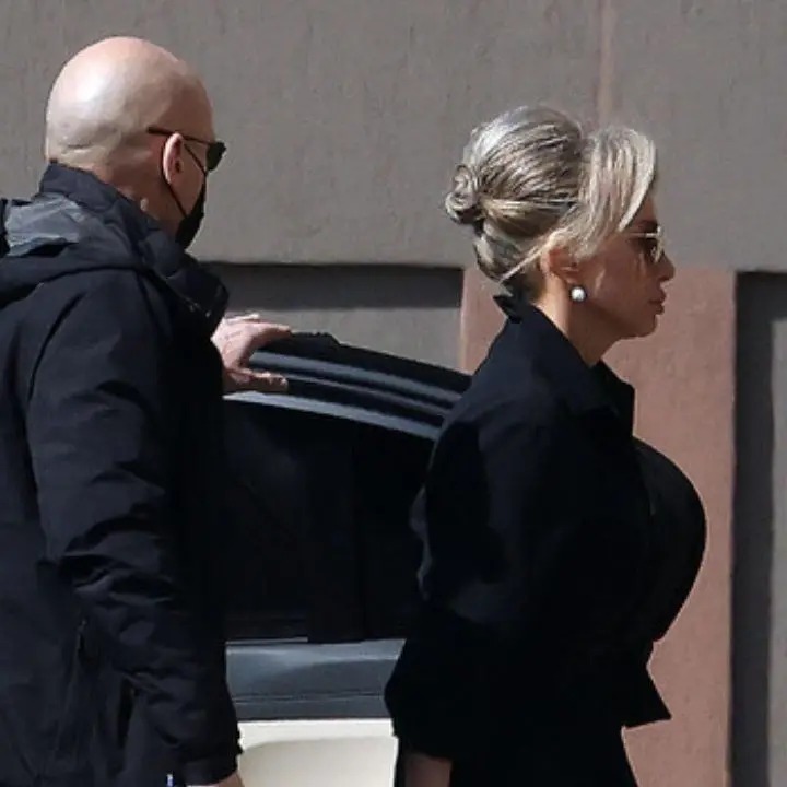 Berlusconi è malato di leucemia, ma dalla sua stanza d’ospedale telefona ai vertici di Forza Italia: «Il Paese ha bisogno di noi»