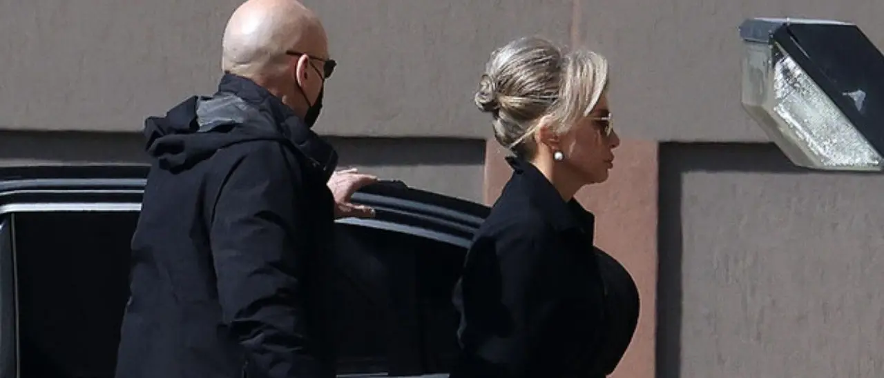 Berlusconi è malato di leucemia, ma dalla sua stanza d’ospedale telefona ai vertici di Forza Italia: «Il Paese ha bisogno di noi»