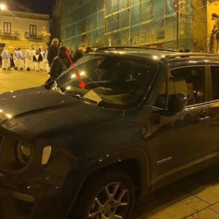 Caulonia, il parroco lascia l’auto in divieto di sosta durante la processione e viene multato