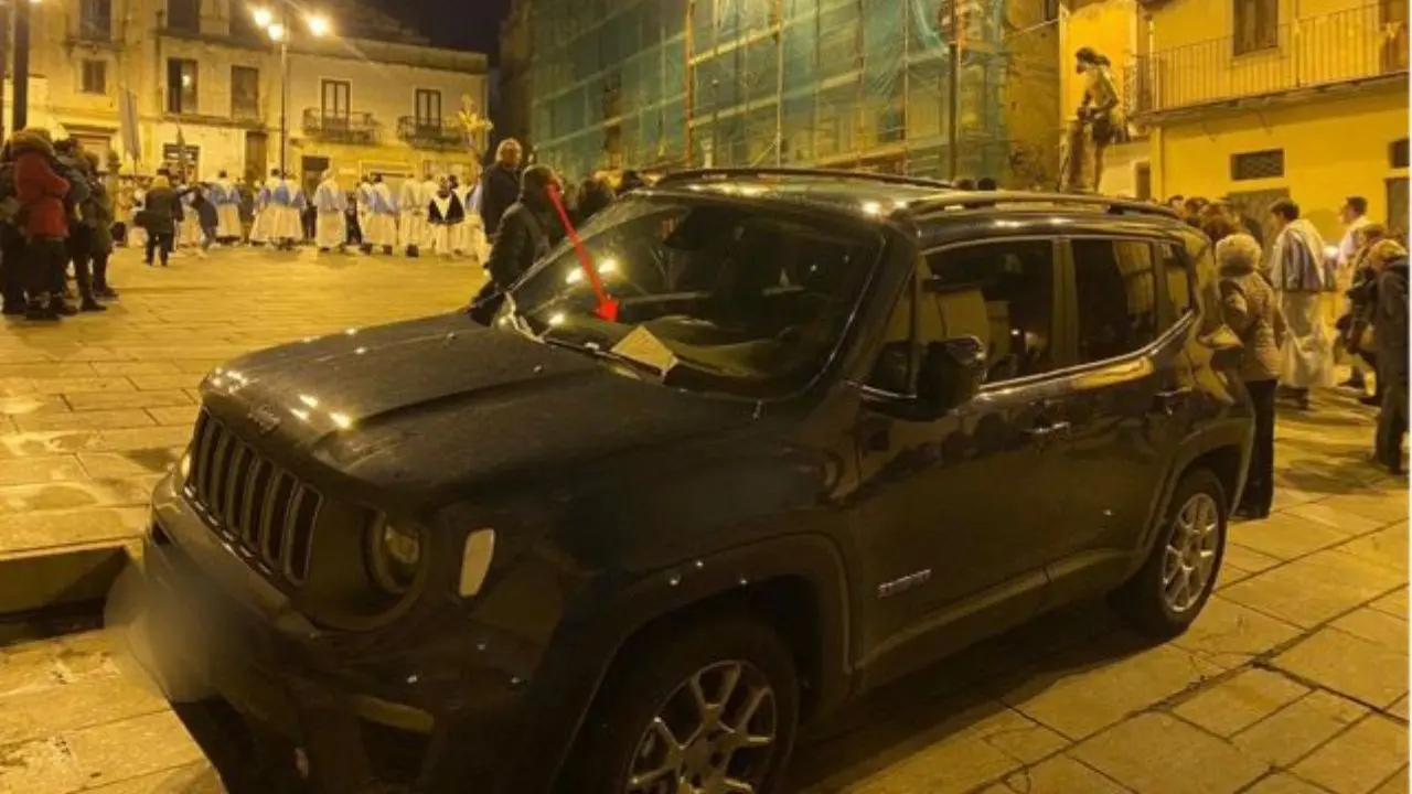 Caulonia, il parroco lascia l’auto in divieto di sosta durante la processione e viene multato