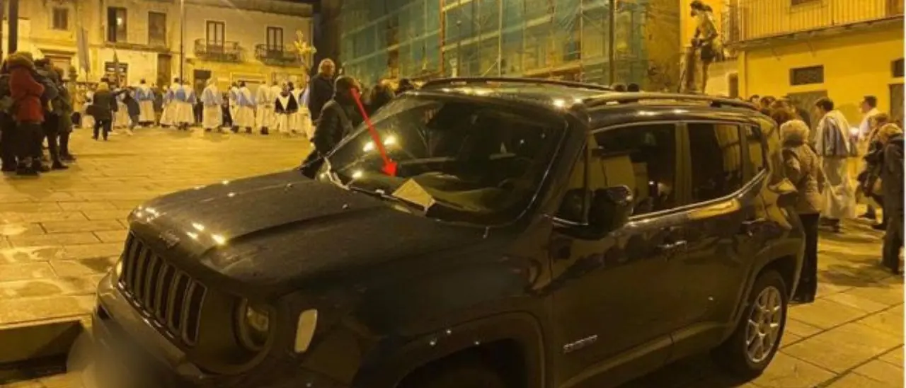 Caulonia, il parroco lascia l’auto in divieto di sosta durante la processione e viene multato