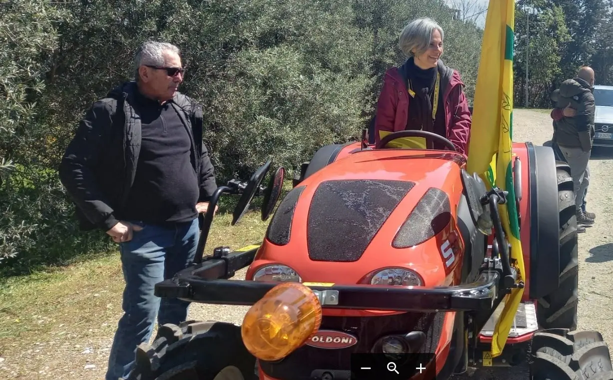 Furti e danneggiamenti ad azienda del Cosentino, Coldiretti Calabria dona un trattore