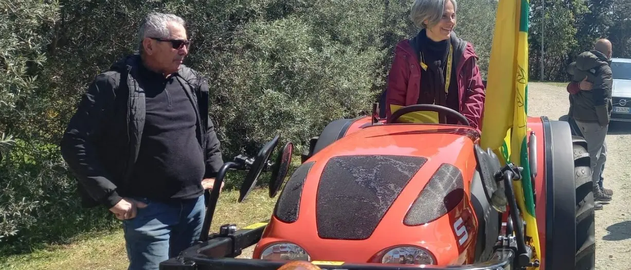 Furti e danneggiamenti ad azienda del Cosentino, Coldiretti Calabria dona un trattore