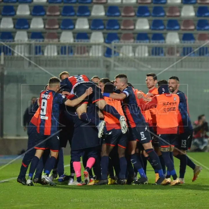 Il Crotone con la testa ai play off ospita il Cerignola: allo Scida match senza particolari patemi