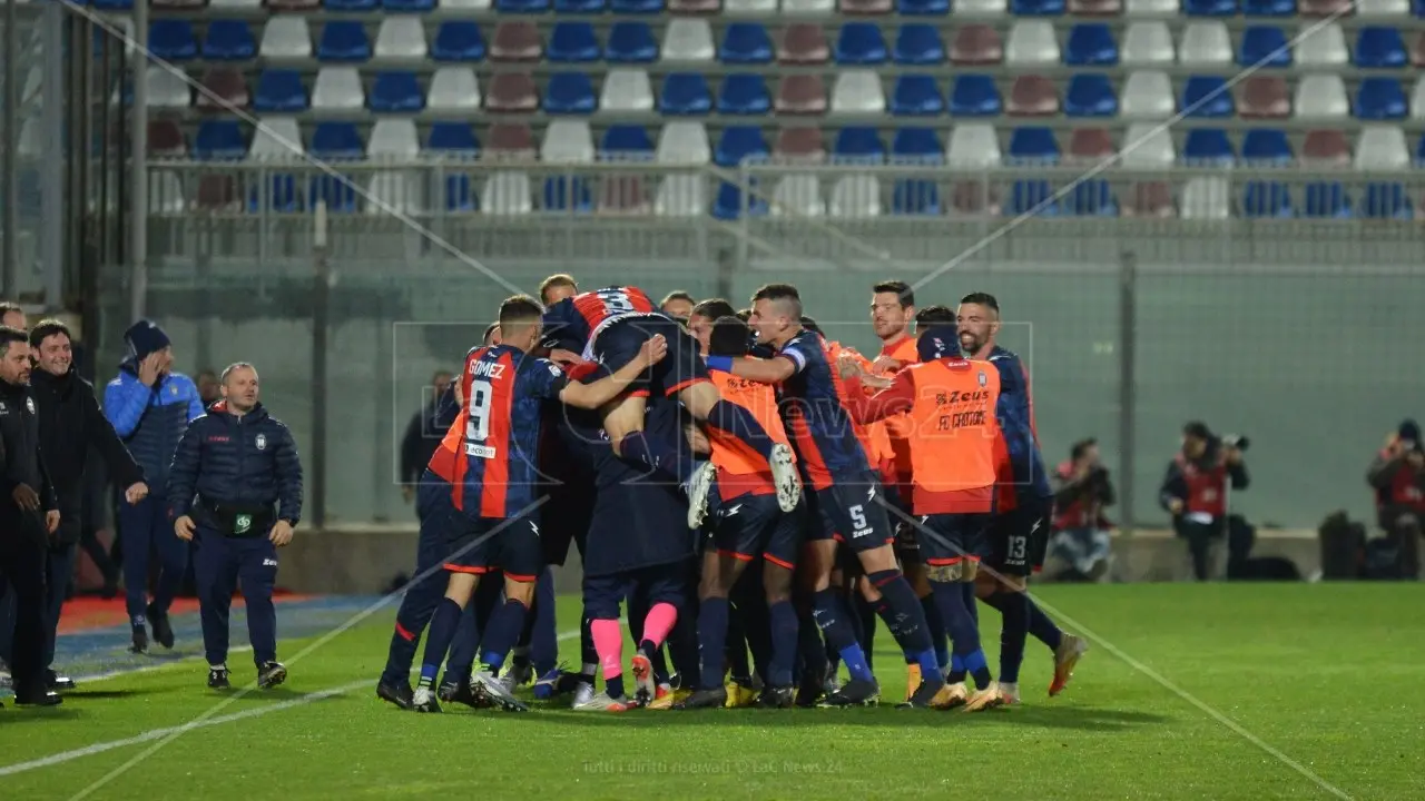 Il Crotone con la testa ai play off ospita il Cerignola: allo Scida match senza particolari patemi