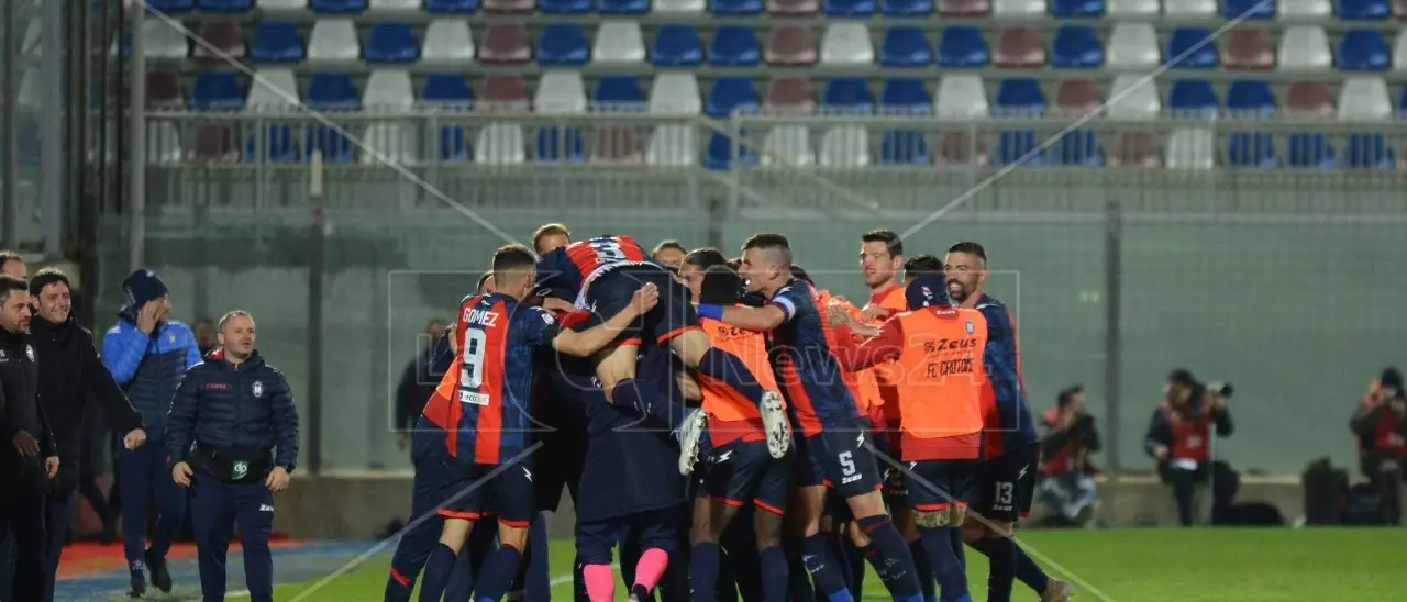 Il Crotone con la testa ai play off ospita il Cerignola: allo Scida match senza particolari patemi