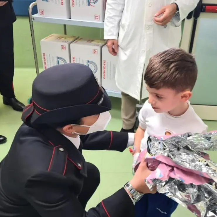 Gli allievi carabinieri della scuola di Reggio Calabria donano uova di Pasqua ai bimbi ricoverati in ospedale