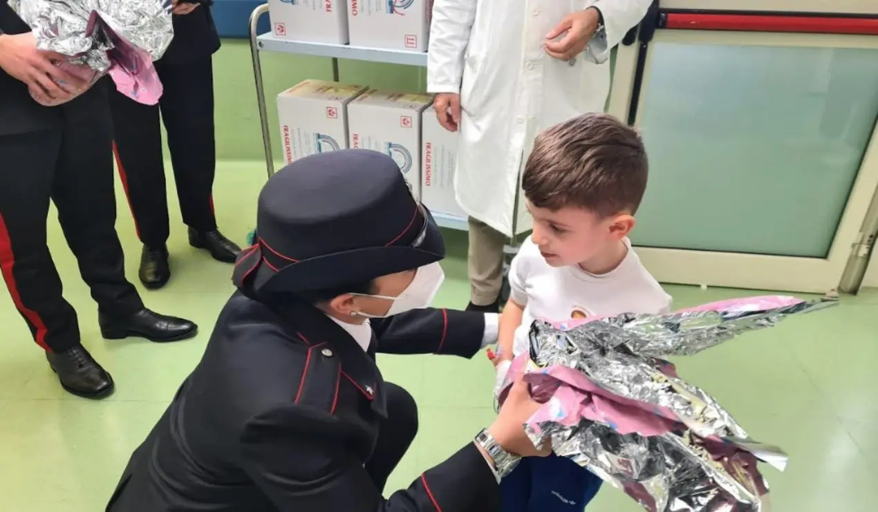 Gli allievi carabinieri della scuola di Reggio Calabria donano uova di Pasqua ai bimbi ricoverati in ospedale