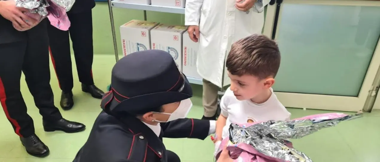 Gli allievi carabinieri della scuola di Reggio Calabria donano uova di Pasqua ai bimbi ricoverati in ospedale