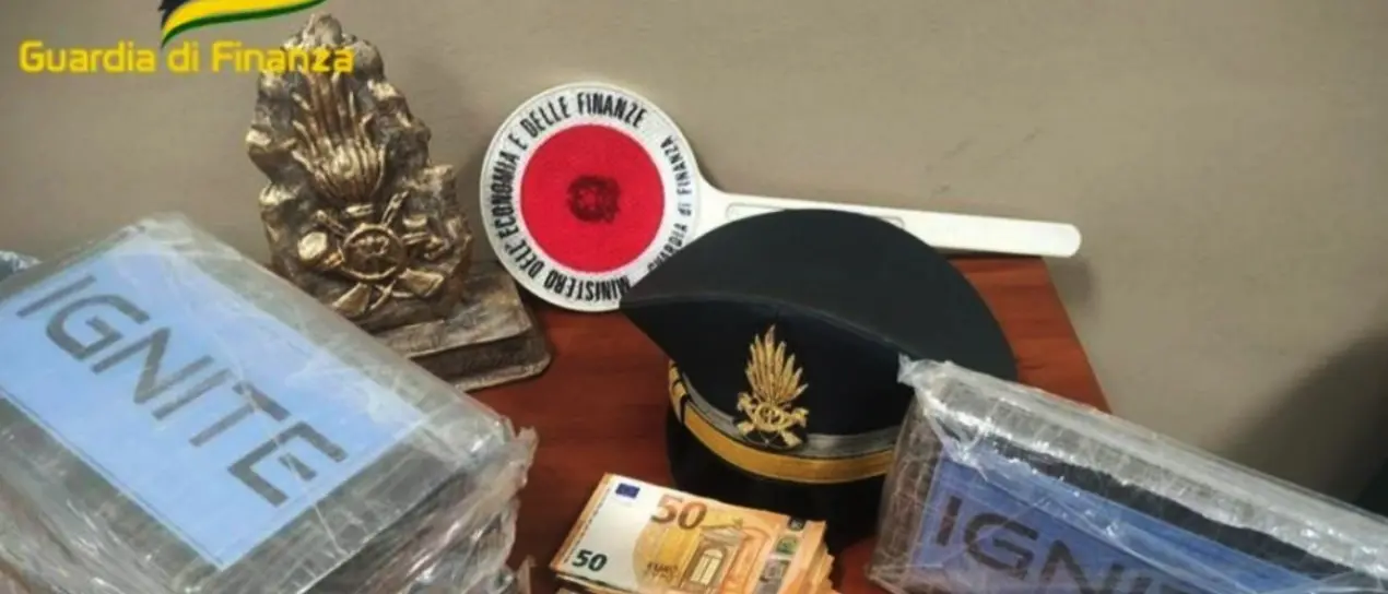 Locri, in auto con oltre 5 chili di cocaina: arrestato corriere della droga