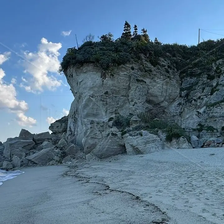 Crollo costone a Tropea, il sindaco: «C’è massima allerta, ora la priorità è la messa in sicurezza»