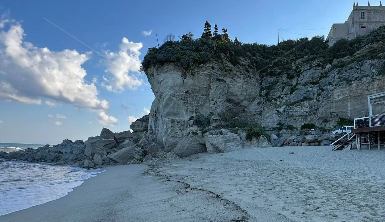 Crollo costone a Tropea, il sindaco: «C’è massima allerta, ora la priorità è la messa in sicurezza»