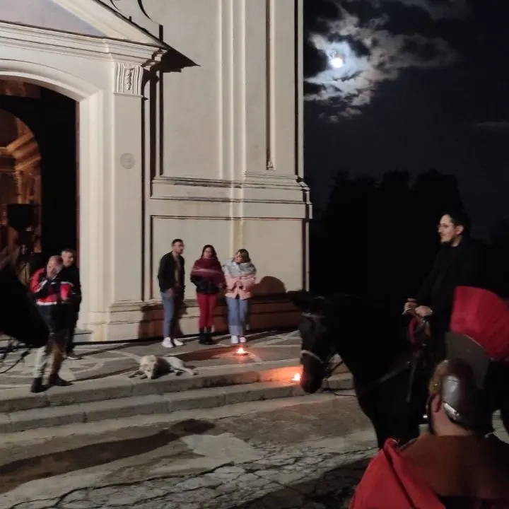 Caulonia, dopo la multa per divieto di sosta il prete si presenta alla processione a cavallo