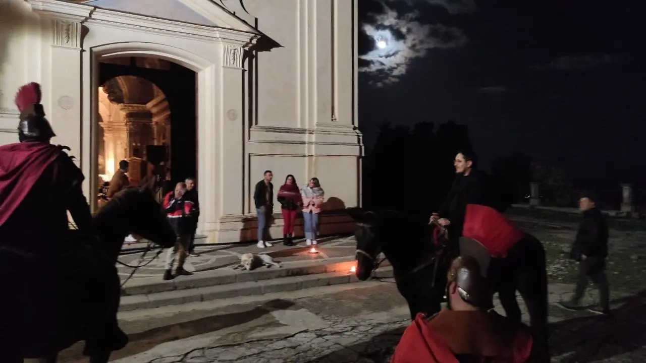 Caulonia, dopo la multa per divieto di sosta il prete si presenta alla processione a cavallo