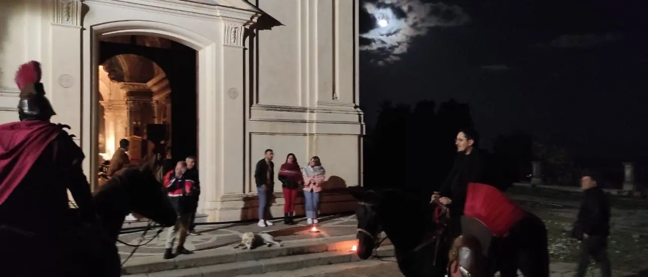 Caulonia, dopo la multa per divieto di sosta il prete si presenta alla processione a cavallo