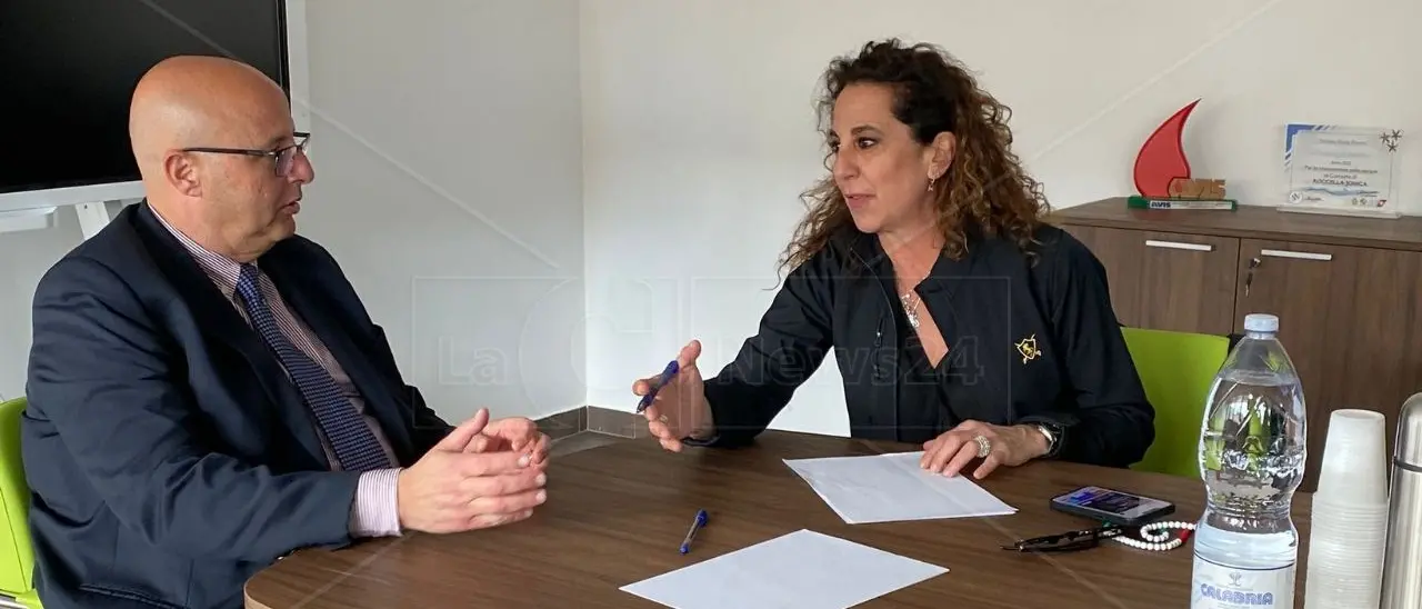 Migranti, a Roccella il sottosegretario Ferro incontra il sindaco Zito: «Vigili e attenti per affrontare l’emergenza»