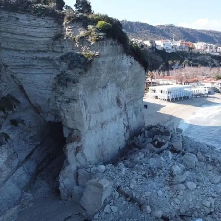 Crollo a Tropea, solo un sottile diaframma di roccia separa dal disastro: «Non c’è tempo da perdere, può venire giù tutto»
