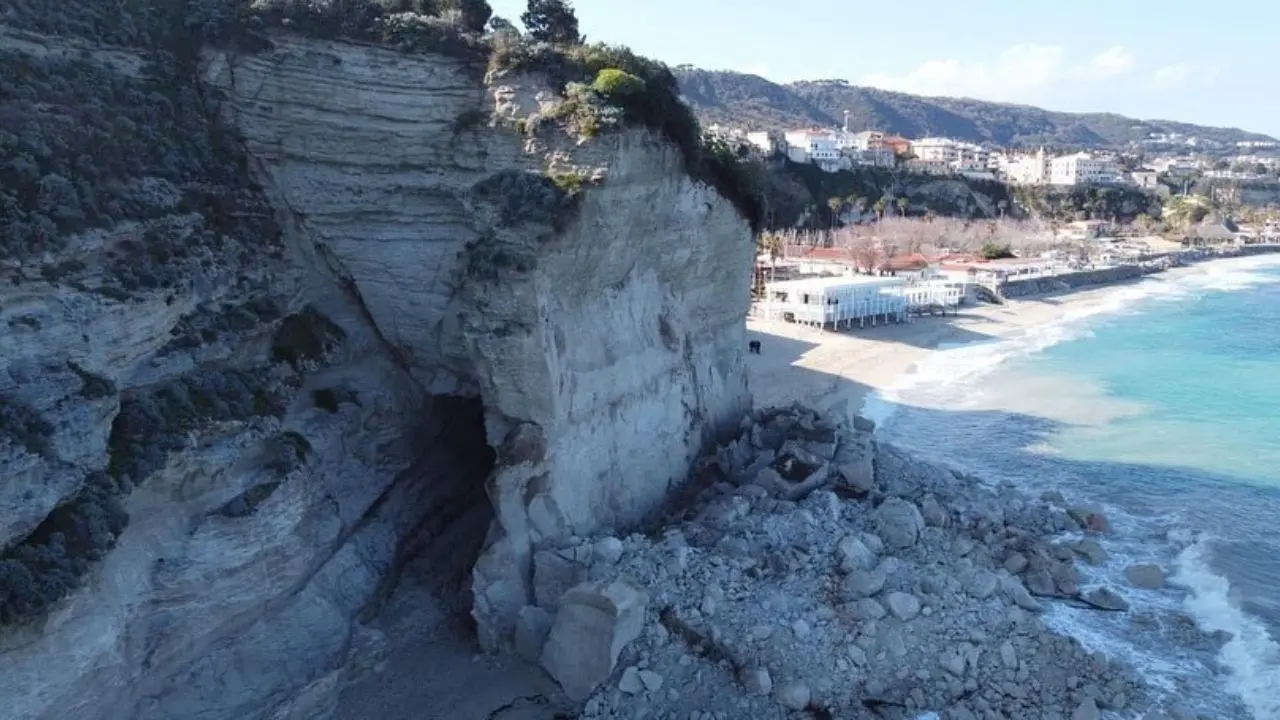 Crollo a Tropea, solo un sottile diaframma di roccia separa dal disastro: «Non c’è tempo da perdere, può venire giù tutto»