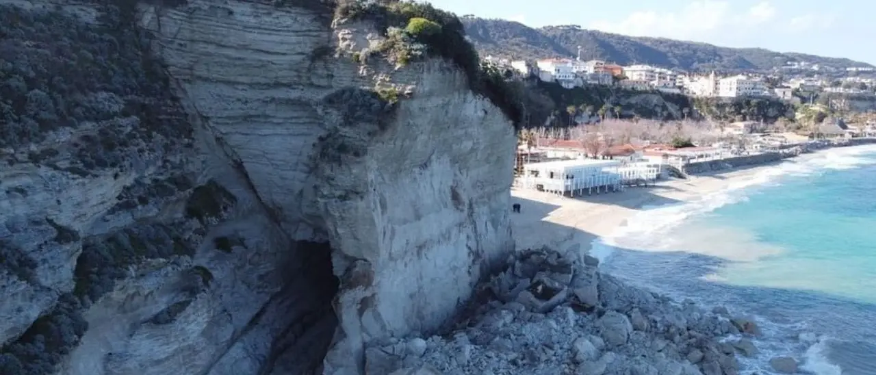 Crollo a Tropea, solo un sottile diaframma di roccia separa dal disastro: «Non c’è tempo da perdere, può venire giù tutto»