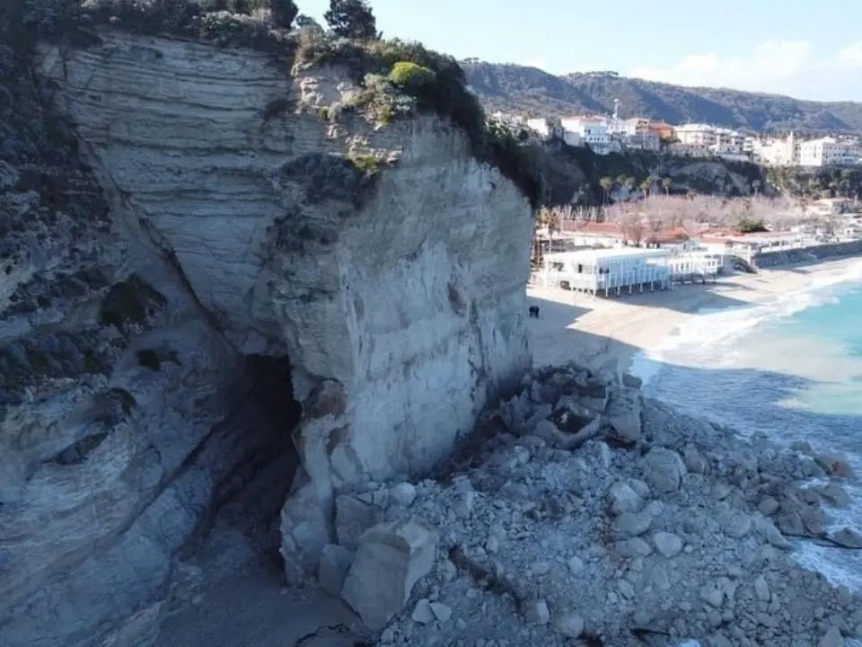 Crollo a Tropea, solo un sottile diaframma di roccia separa dal disastro: «Non c’è tempo da perdere, può venire giù tutto»