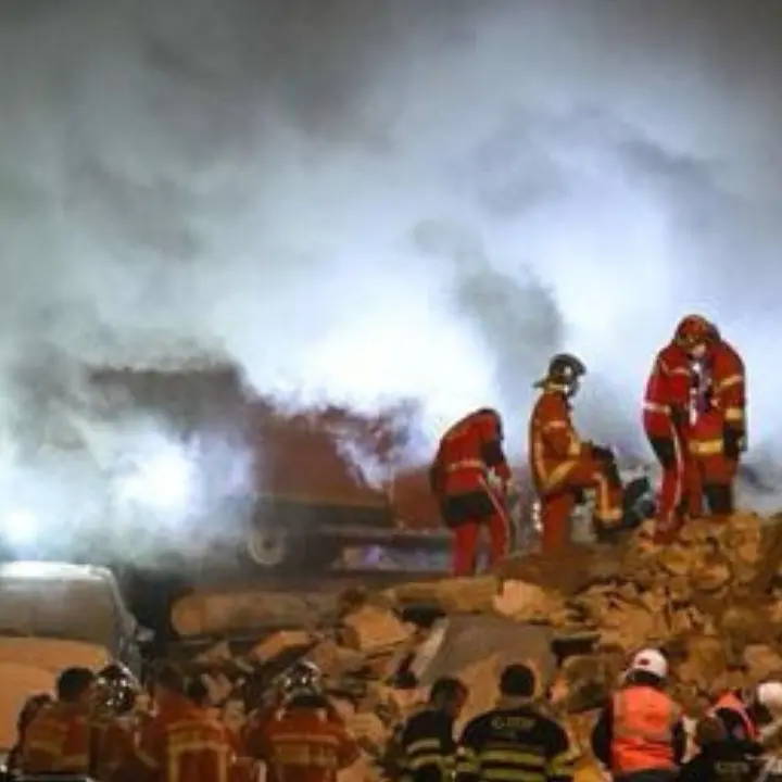 Francia, crolla condominio di 4 piani al centro di Marsiglia: un incendio rende difficili i soccorsi