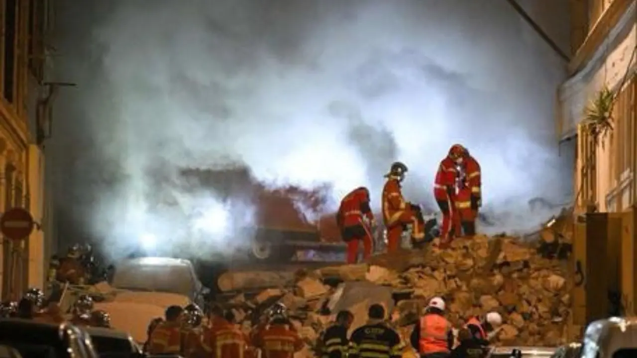 Francia, crolla condominio di 4 piani al centro di Marsiglia: un incendio rende difficili i soccorsi