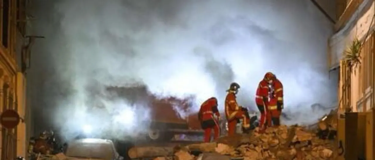 Francia, crolla condominio di 4 piani al centro di Marsiglia: un incendio rende difficili i soccorsi