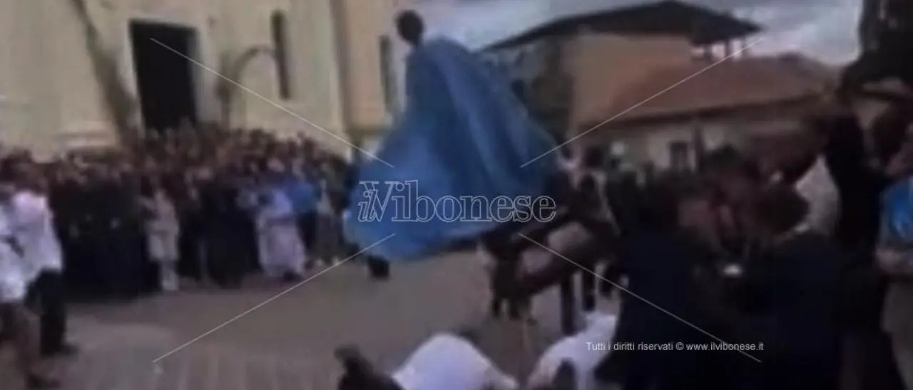 San Calogero, durante l’Affrontata cade la statua della Madonna