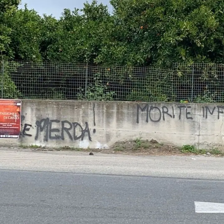 «Un uomo di m...»: scritte offensive a Reggio Calabria contro Klaus Davi