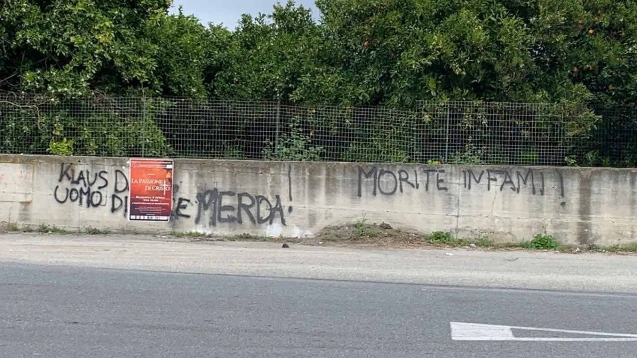 «Un uomo di m...»: scritte offensive a Reggio Calabria contro Klaus Davi