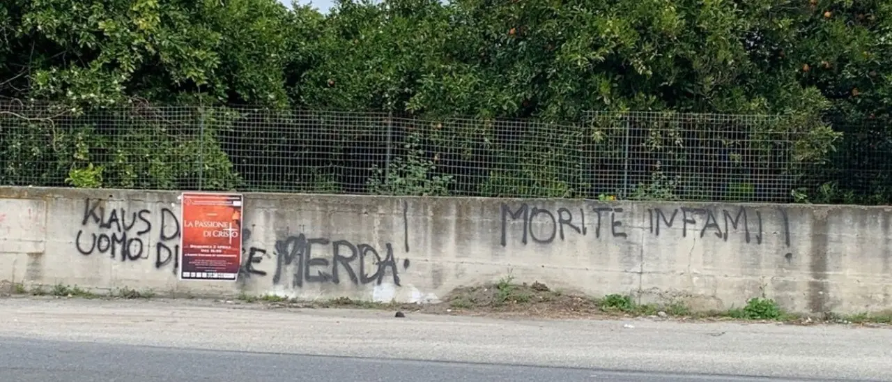 «Un uomo di m...»: scritte offensive a Reggio Calabria contro Klaus Davi