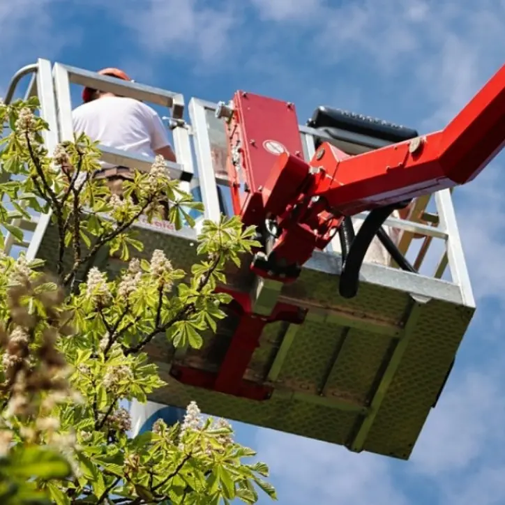 Cede piattaforma mentre potano alberi in un golf club: morti due operai