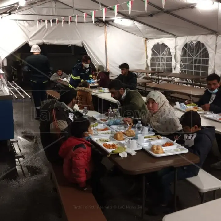 Vibo si mobilita per un’accoglienza dignitosa dei migranti: letti, mensa e spazi d’aggregazione
