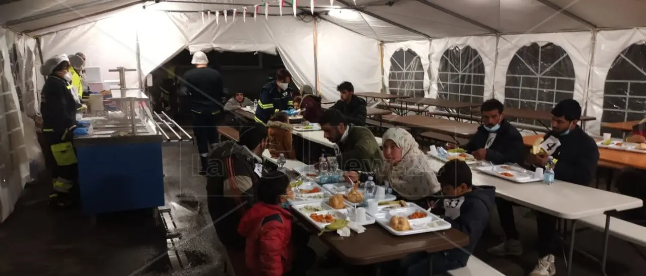 Vibo si mobilita per un’accoglienza dignitosa dei migranti: letti, mensa e spazi d’aggregazione