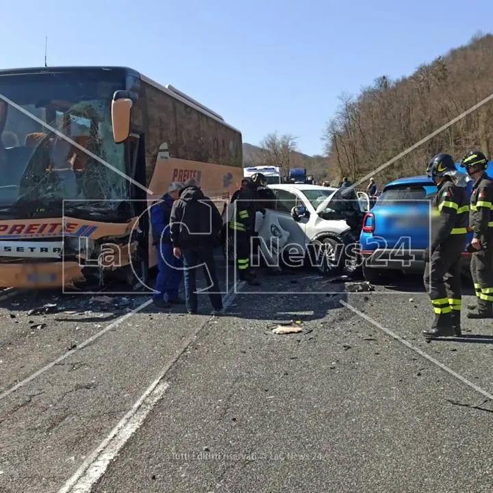 Incidente sulla statale 107 all’altezza di San Fili, tre feriti nello scontro tra un bus e due auto