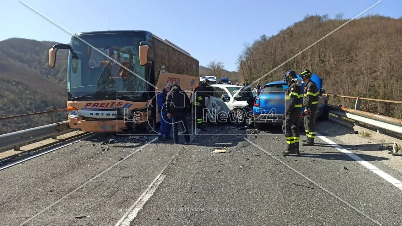 Incidente sulla statale 107 all’altezza di San Fili, tre feriti nello scontro tra un bus e due auto