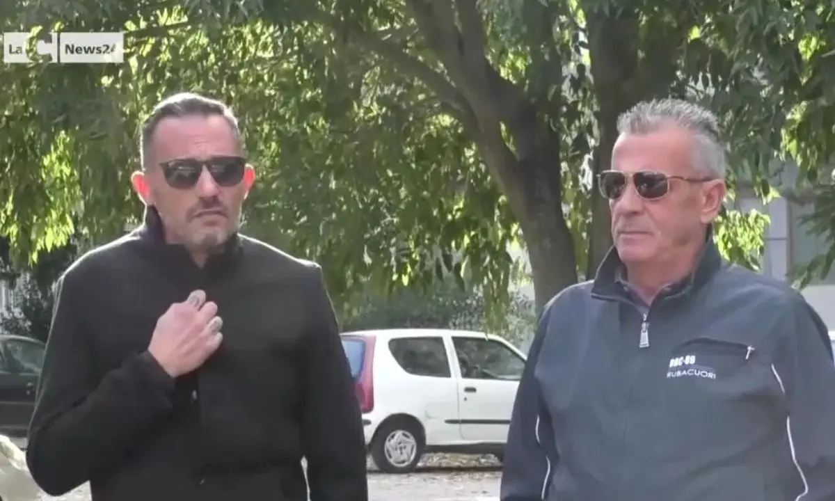 Famiglia sterminata da un incendio a Catanzaro, papà Vitaliano nella casa distrutta: «Solo macerie, non è rimasto niente»