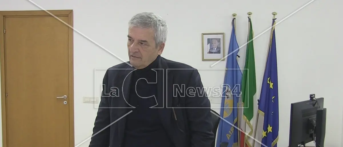 Bimba aggredita verbalmente all’ospedale di Cosenza, individuato l’infermiere. Il commissario De Salazar incontra la madre