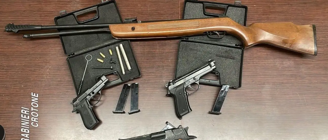 Crotone, in casa armi senza matricola modificate e munizioni: pregiudicato 54enne passa dai domiciliari al carcere