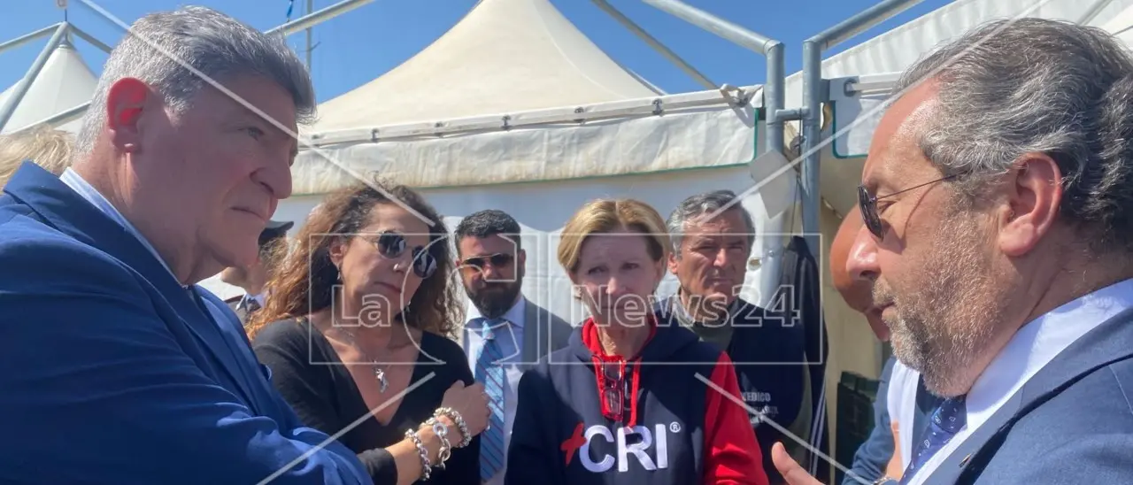 Migranti, Valenti a Roccella: «Migliorare la qualità dell’accoglienza per sostenere l’azione di sindaci e associazioni»