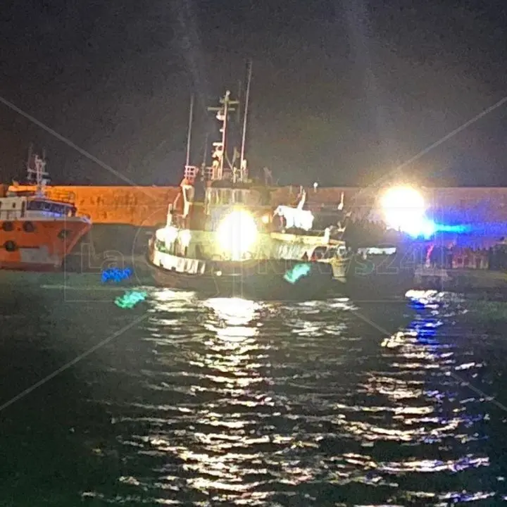 Migranti, in 230 sbarcati nella notte nel porto di Crotone: 57 sono minori