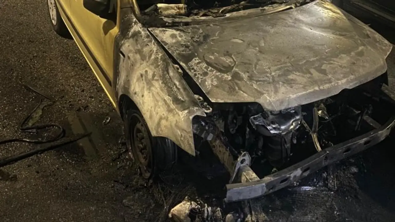 Un’altra auto in fiamme a Rossano, avviate le indagini: ipotesi matrice dolosa