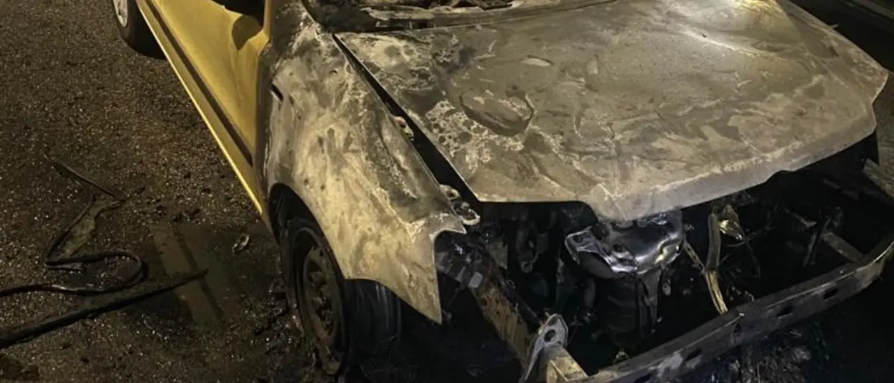 Un’altra auto in fiamme a Rossano, avviate le indagini: ipotesi matrice dolosa