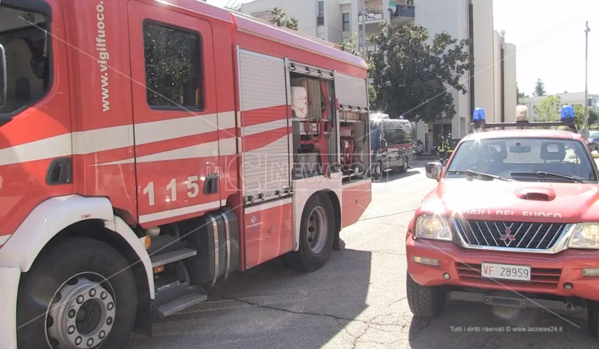 Reggio Calabria, incendio distrugge negozio in pieno centro: indagini in corso