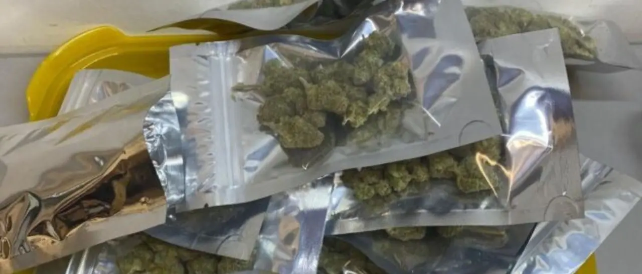 Droga, scovata a Cosenza una base di confezionamento e spaccio: arrestate 2 persone