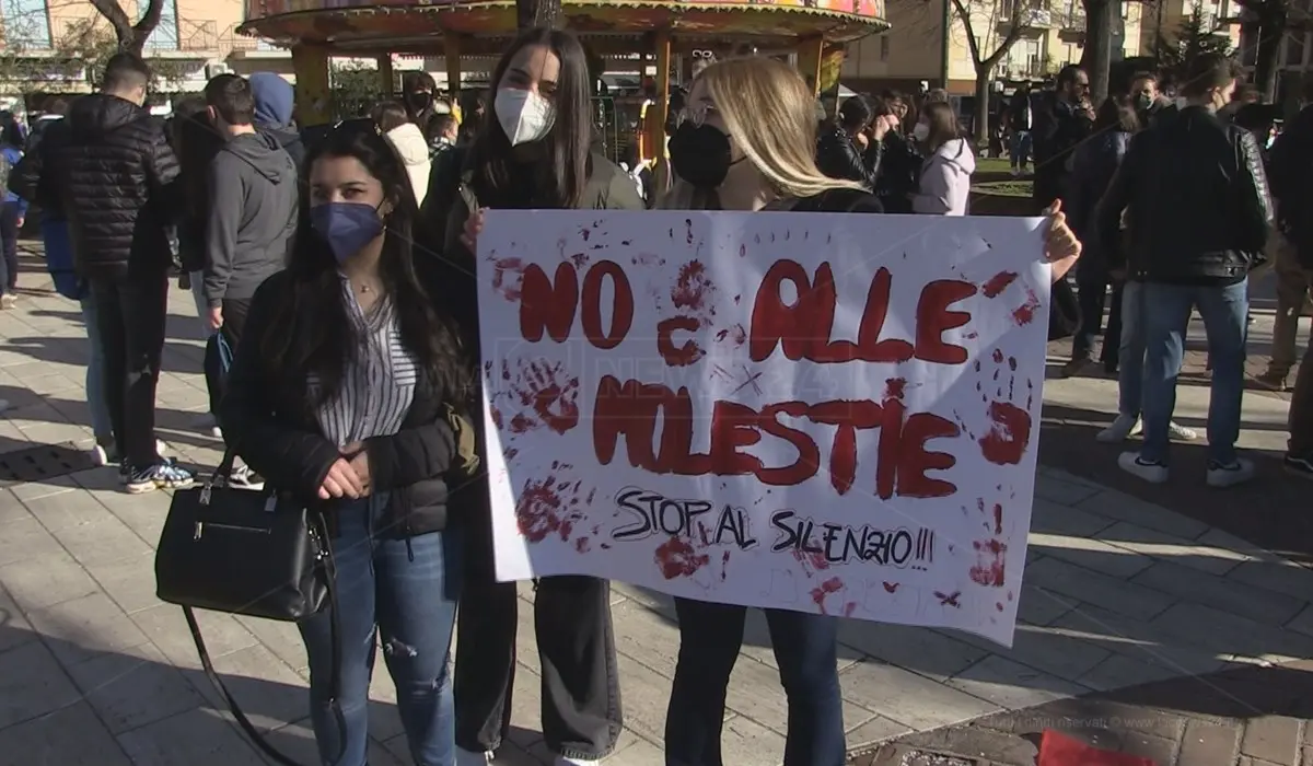 Presunte molestie al liceo di Castrolibero, il giudice: «Il prof e la studentessa non si sono incontrati a scuola»