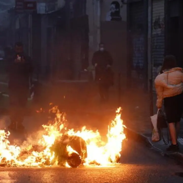Francia, via libera del Consiglio costituzionale alla riforma delle pensioni: a Parigi proteste e scontri