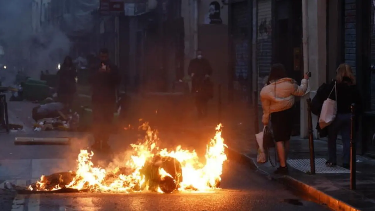 Francia, via libera del Consiglio costituzionale alla riforma delle pensioni: a Parigi proteste e scontri